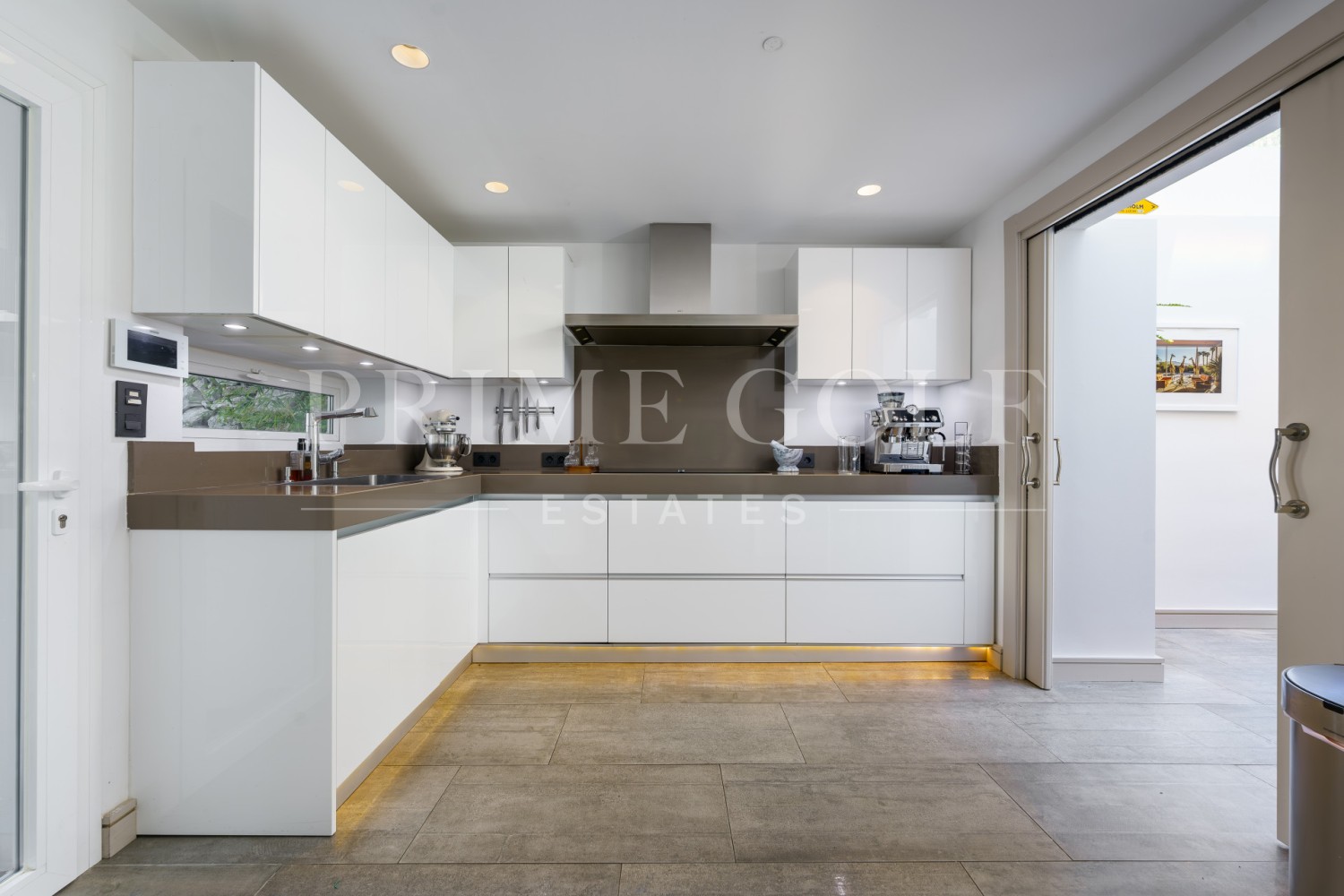 6 bed Villa For Sale in Nueva Andalucia, Malaga - thumb 31