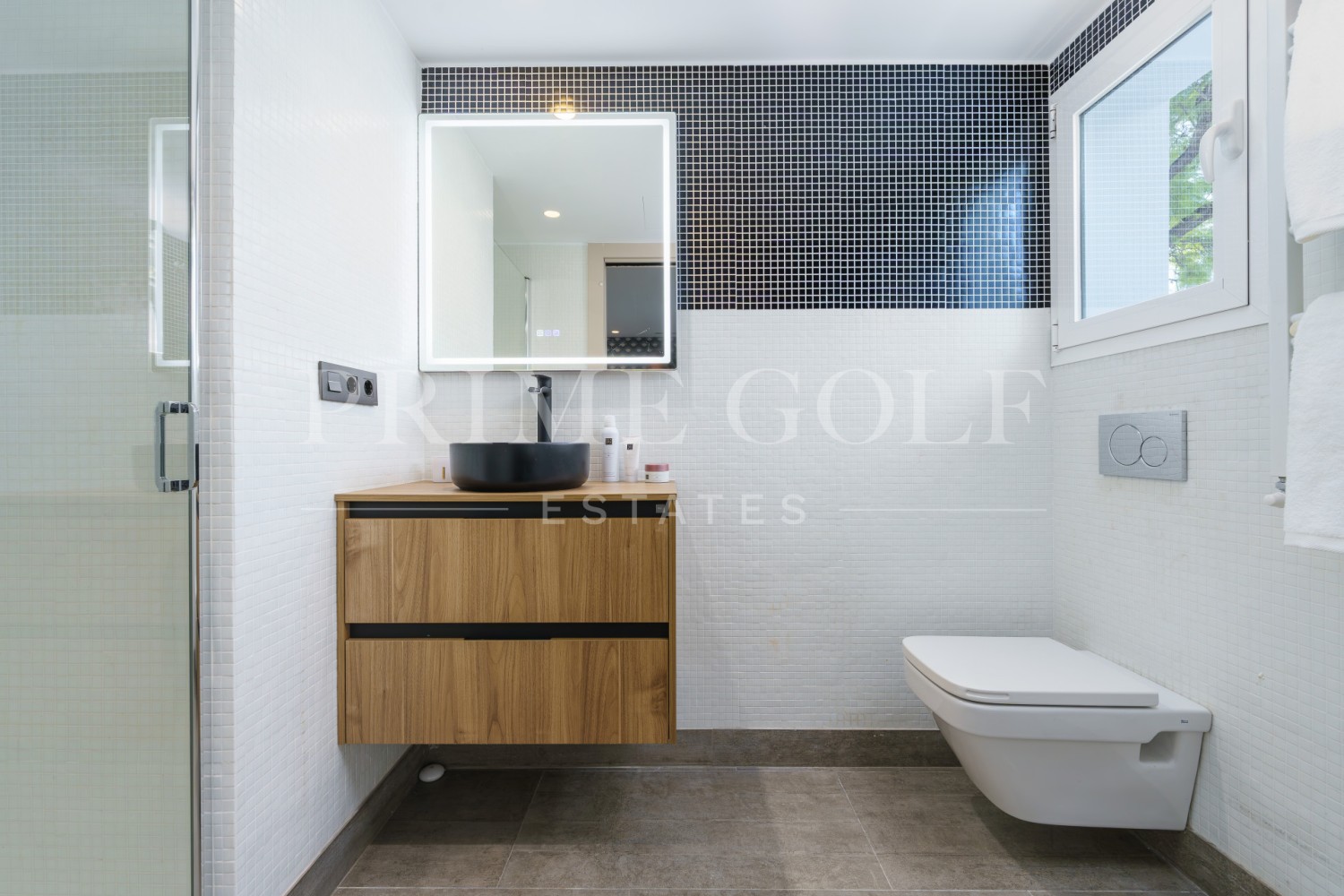 6 bed Villa For Sale in Nueva Andalucia, Malaga - thumb 40